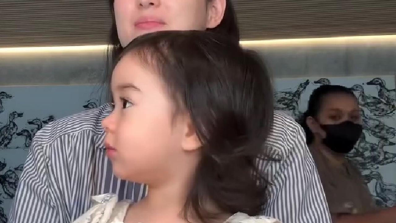 Momen Lucunya Brielle Anak Julie Estelle Temani sang Ibu Ketika Sedang Make Up, Anteng Sambil Dipangku