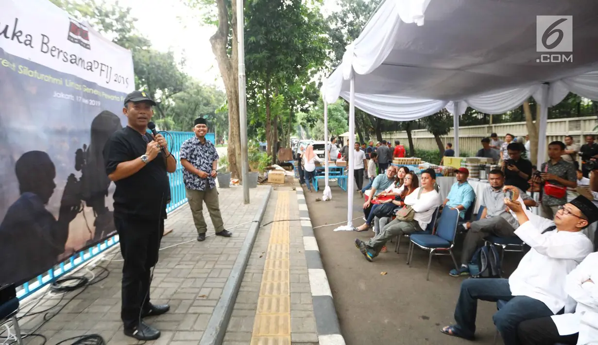 Ketua DPRD DKI Jakarta Prasetyo Edi Marsudi memberi sambutan saat menghadiri buka puasa bersama Pewarta Foto Indonesia Jakarta (PFIJ) di kawasan Bundaran HI, Jakarta, Jumat (18/5/2019). Buka puasa bersama ini dihadiri ratusan pewarta foto dari berbagai media massa. (Liputan6.com/Herman Zakharia)