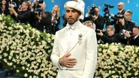 Lewis Hamilton menghadiri Met Gala 2025 yang merayakan "Superfine: Tailoring Black Style" di Metropolitan Museum of Art pada 5 Mei 2025 di New York City, Amerika Serikat. (Dia Dipasupil/GETTY IMAGES NORTH AMERICA/Getty Images via AFP)