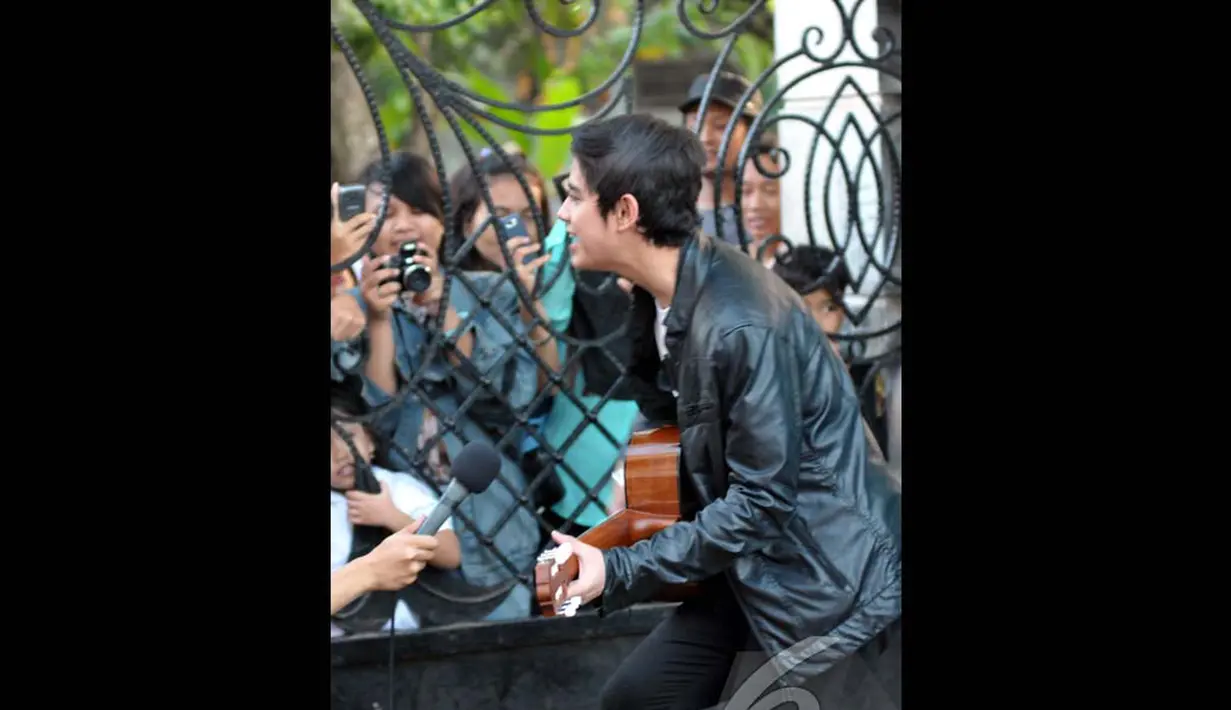 Wajahnya yang ganteng dengan alis yang tebal menjadi daya tarik tersendiri bagi pemeran Ganteng-Ganteng Serigala, Jakarta, Jumat (11/07/2014) (Liputan6.com/Panji Diksana)