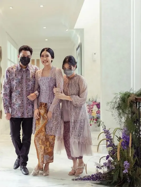 Alika Islamadina tampil elegan padukan kebaya payet lilac dan rok lilit batik serta tatanan rambut konde bawah. (Instagram/alikaislamadina).