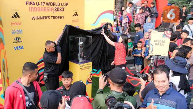 Foto: Kemeriahan Rangkaian Acara Trophy Tour Experience Piala Dunia U-17 2023 di Bandung, Ada Bintang Dangdut Hingga Legenda Persib