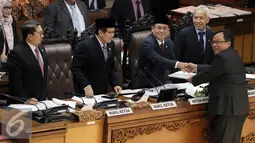 Menkeu Bambang Brodjonegoro menyerahkan pandangan akhir pemerintah terkait RUU Pengampunan Pajak (Tax Amnesty) dan RAPBNP 2016 kepada Ketua DPR Ade Komarudin (kedua kanan), Jakarta, Selasa (28/6). (Liputan6.com/Johan Tallo)