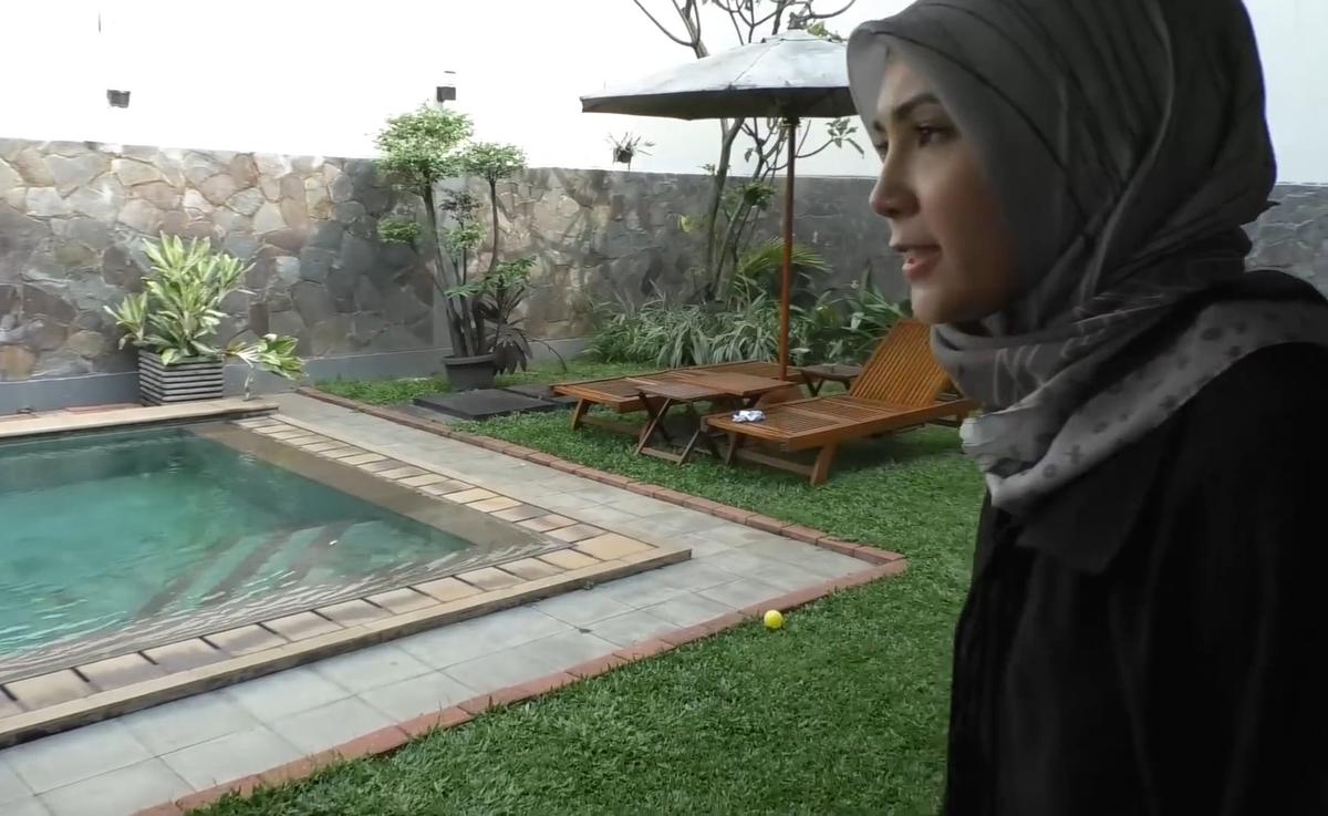 Suami Diduga Terlilit Utang Rp100 M, Potret Rumah Mewah Ratna Galih yang Luas & Dilengkapi Kolam Renang