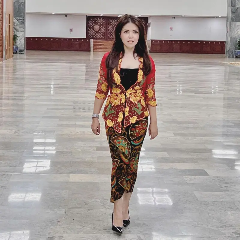 Gaya Kece Tina Toon Kenakan Kebaya Modern hingga Klasik Meski Punya Darah Tionghoa yang Kental