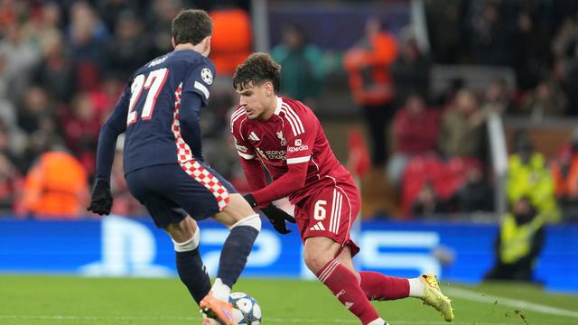 Milos Kerkez berduel dengan Dennis Mam di laga Liga Champions antara Liverpool dan PSV