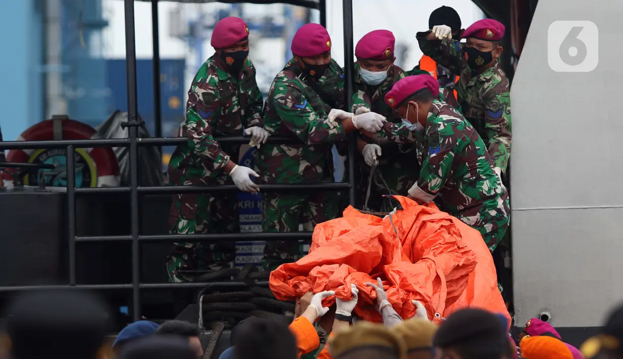 Serpihan pesawat Sriwijaya Air SJ 182 yang dibawa KRI Kurau diturunkan ke Dermaga JICT 2, Jakarta, Minggu (10/1/2021). Tim SAR Kopaska TNI AL menyerahkan serpihan pesawat Sriwijaya Air SJ 182 yang berhasil dievakuasi ke Basarnas, Kepolisian, dan KNKT. (Liputan6.com/Helmi Fithriansyah)