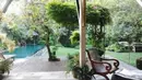 Perpaduan warna natural kayu dan hijau mendominasi rumah keluarga Dita, [Instagram Kirana Karang]