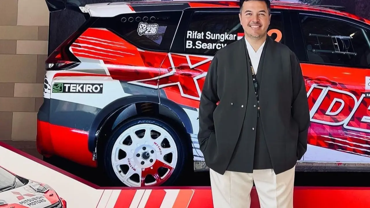 Pembalap mobil Rifat Sungkar hadir di acara buka puasa bareng MMKSI