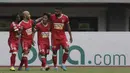 Pemain Perseru Badak Lampung FC merayakan gol yang dicetak oleh Hariyanto Panto ke gawang Bhayangkara FC pada laga Liga 1 2019 di Stadion Patriot, Bekasi, Jumat (16/8). Bhayangkara FC takluk 0-1 dari Badak Lampung FC. (Bola.com/M Iqbal Ichsan)