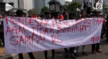 Puluhan mahasiswa menggelaar aksi demonstrasi di depan Polda Mtero Jaya terkait kasus berita Hoaks Ratna Sarumpaet.