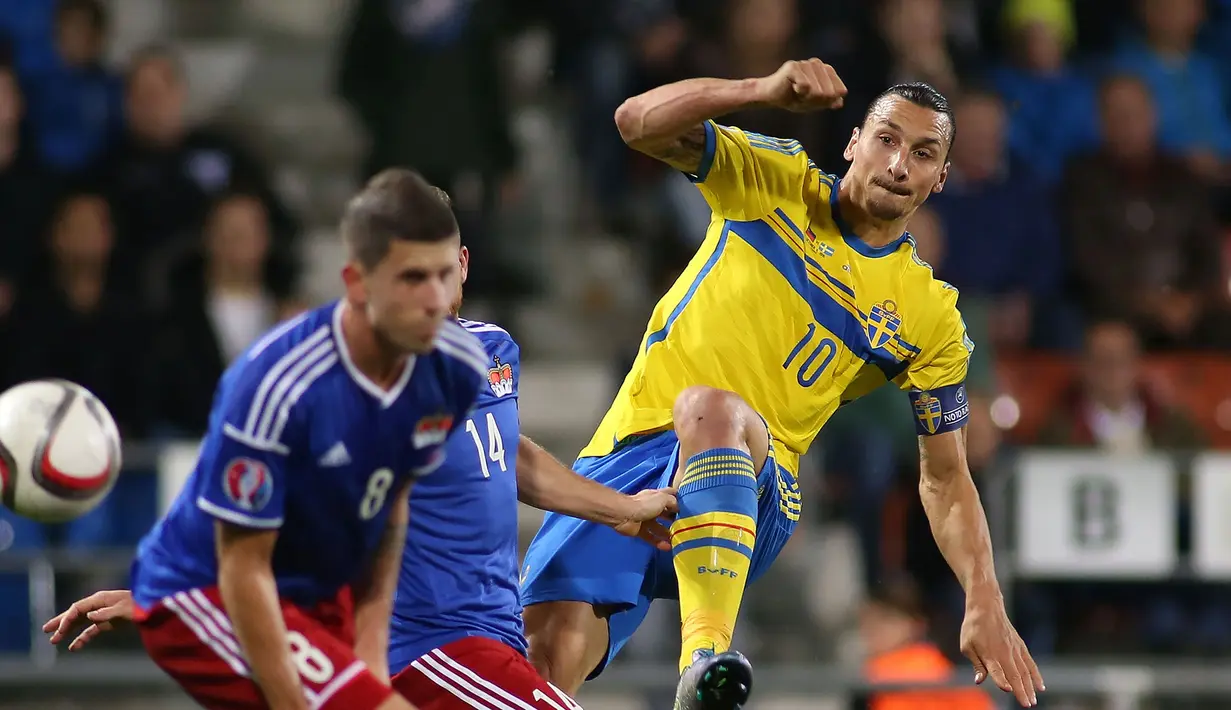PERINGKAT IV -  Penyerang gaek Swedia, Zlatan Ibrahimovic berada pada peringkat keempat deretan pencetak gol terbanyak pada kualifikasi Piala Eropa 2016 dengan delapan gol dari delapan pertandingan. (AFP Photo/Michele Limina)