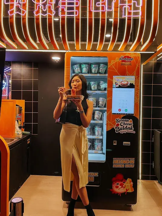 Nathalie Kezia jga tampil nyaman dengan wrapped dress dipadukan dengan boots. Nuansa kontras menjadi kunci dari tampilannya. (Foto: Nathalie Kezia)