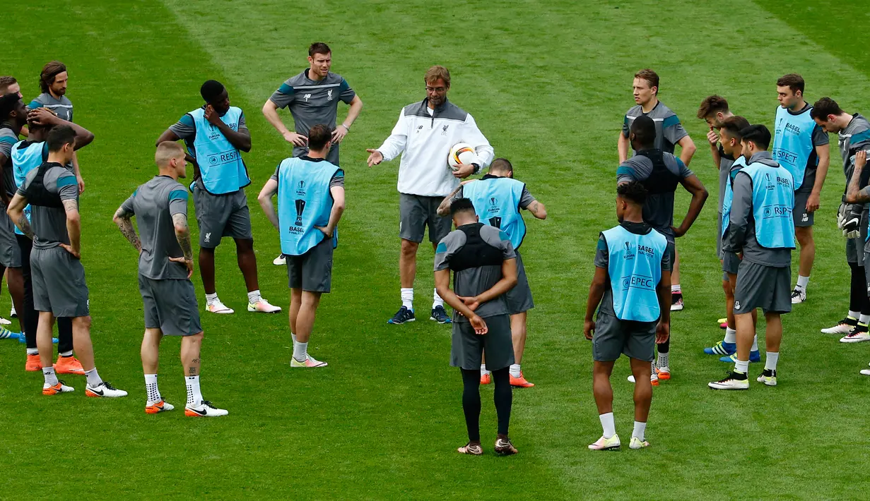 Pelatih Liverpool, Jurgen Klopp (tengah) saat menginstruksikan sejumlah pemainnya pada latihan di St. Jakob -Park , Basel , Swiss, (17/5). Liverpool melakukan latihan jelang partai Europa League melawasan Sevilla. (Reuters / Arnd Wiegmann)