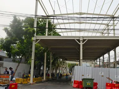 Suasana pembangunan Jembatan Penyeberangan Multiguna atau "Skybridge" di Tanah Abang, Jakarta, Selasa (28/8). Pembangunan jembatan yang menghubungkan Stasiun Tanah Abang-Pasar Blok G Tanah Abang itu ditargetkan Oktober 2018. (Liputan6.com/Herman Zakharia)