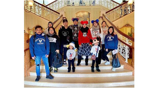 Tak hanya keluarganya saja, ia juga mengajak timnya untuk berlibur di Jepang.