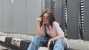 Dalam media sosial Instagramnya, Mahalini kerap tampil stylish dengan busana kasualnya saat berada di luar panggung. Beda dengan penampilannya yang selalu terlihat glamor, penampilannya ini pun tetap mencuri perhatian. Padukan gaya dengan beraneka kacamata, penampilannya pun makin terlihat kece. (Liputan6.com/IG/@mahaliniraharja)