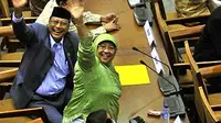 Anggota DPR RI (F-PKB), Lily Wahid menjadi satu-satunya pemilih opsi C dari fraksi PKB saat penghitungan suara menentukan penyelesaian kasus Bank Century di Kompleks Parlemen Senayan Jakarta.(Antara)