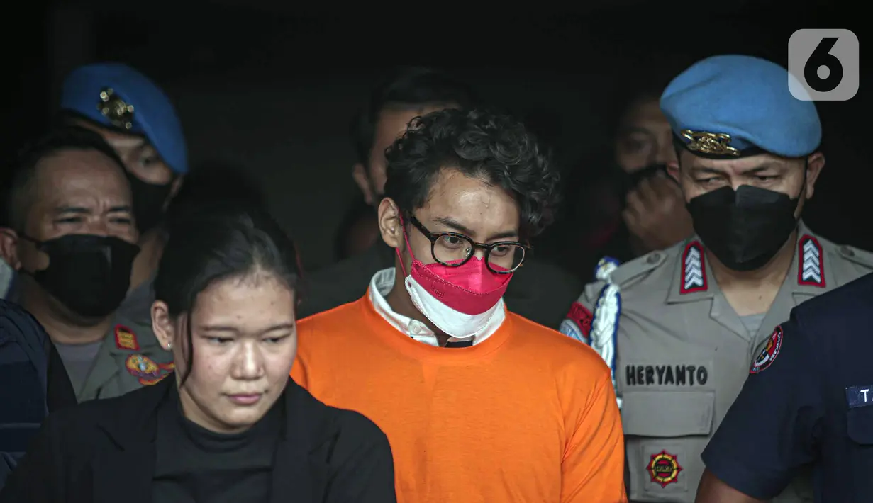 Musikus Ardhito Pramono (tengah) dihadirkan saat rilis kasus penyalahgunaan narkoba di Polres Jakarta Barat, Kamis (13/1/2022). Penyidik telah mengantongi minimal dua alat bukti dalam kasus narkoba yang menjerat Ardhito Pramono. (Liputan6.com/Faizal Fanani)