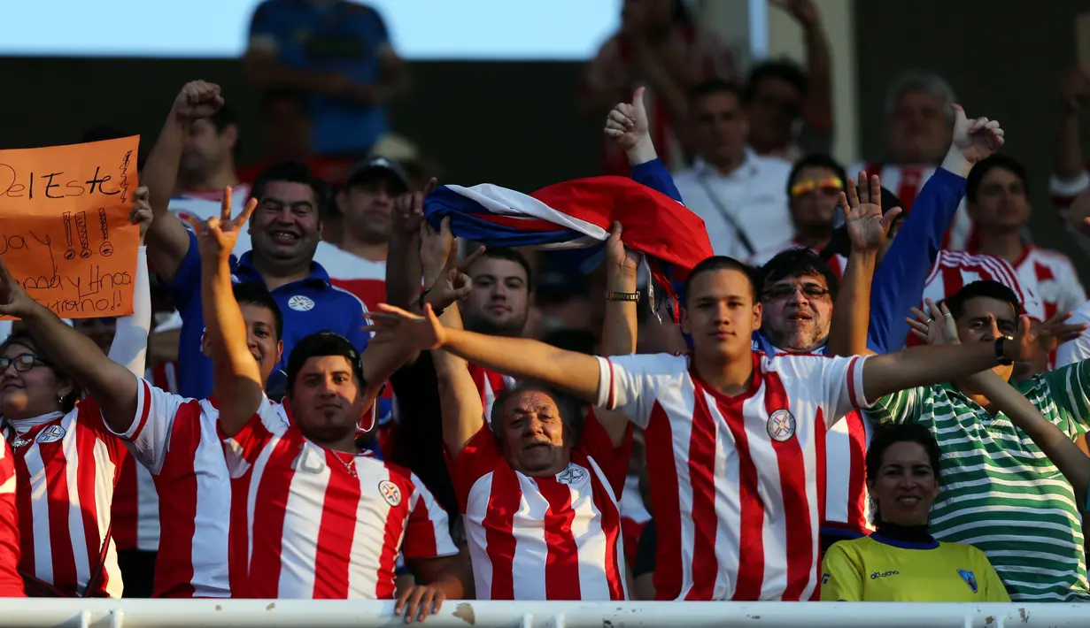 Para pendukung Timnas Paraguay dalam pertandingan kualifikasi Piala Dunia 2018 di Stadion Mario Kempes, Cordoba, Argentina (11/10). Paraguay sukses menang 0-1 berkat gol serangan balik Derlis Gonzalez. (REUTERS/Marcos Brindicci)