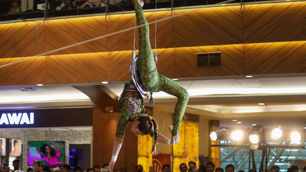 Personel grup sirkus asal Rusia, The Nikolaevs melakukan atraksi akrobatik Flying Trapeze di Atrium Utama Mal Pondok Indah 2, Jakarta, Minggu (30/6/2024). Pertunjukan akrobatik Flying Trapeze ini diadakan dalam rangka merayakan libur sekolah. Foto: Liput