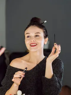 Makeup sederhana kini menjadi pilihan banyak perempuan yang ingin tampil segar tanpa ribet. Gaya simple makeup menonjolkan kecantikan alami dengan hasil yang ringan dan effortless. (foto/dok: freepik)