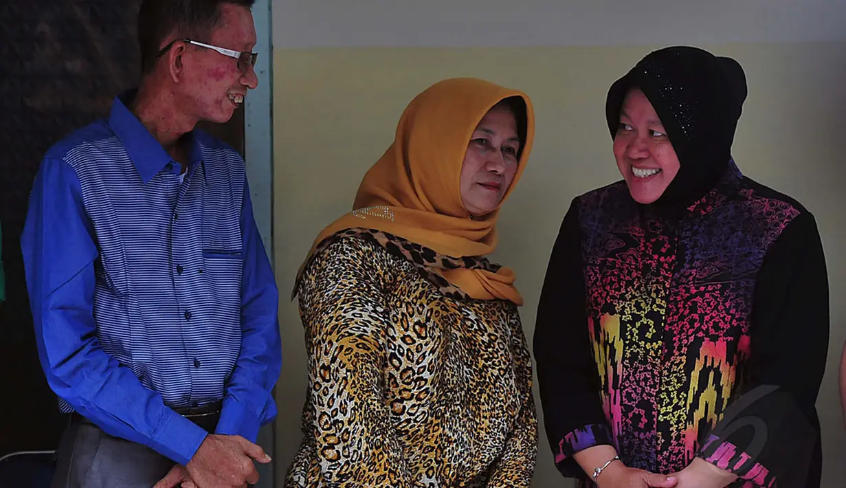 Walikota Surabaya, Tri Rismaharini (kanan) hadir dalam upacara penyerahan tiga jenazah korban pesawat AirAsia QZ8501 di RS Bhayangkara, Surabaya, Jumat (2/1/2015). (Liputan6.com/Johan Tallo)
