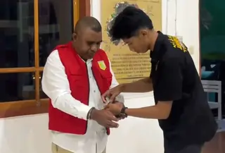 Mantan Wakil Bupati Flores Timur Agustinus Payong Boli saat ditahan jaksa (Liputan6.com/Ola Keda)