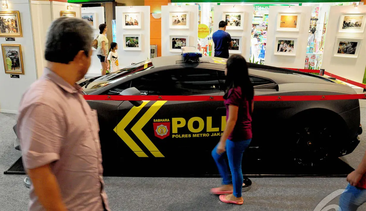 Para pengunjung melihat-lihat Mobil Lamborghini yang berkelir tranportasi patroli kepolisian saat memasuki ruang pameran, Mal Kelapa Gading, Jakarta, Selasa (24/6/2014) (Liputan6.com/Faizal Fanani)