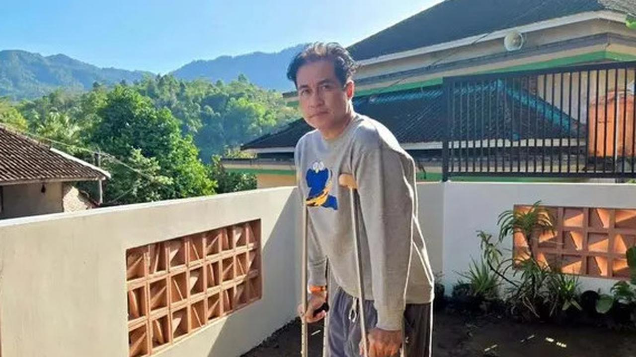 6 Potret Adjie Pangestu Belajar Jalan Usai Jalani Operasi Tendon Achilles, Tunjukkan Semangat Sembuh