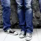 Setop, jangan buru-buru mencuci jeans kotor Anda yang terkena lumpur, karena celana jeans yang kotor ini sedang menjadi tren. (Foto: iStockphoto)