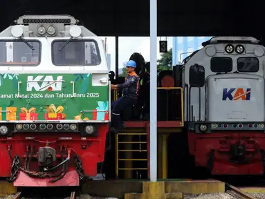 Teknisi melakukan perawatan dan pemeriksaan lokomotif kereta api (KA) di Depo Kereta Cipinang, Jakarta, Rabu (18/12/2024). (Liputan6.com/Herman Zakharia)