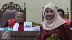 Ahli Hukum Pidana dan Kriminolog UI, Eva Achjani Zulfa saat menghadiri sidang ke-22, kasus kematian Mirna Wayan Salihin di Pengadilan Negeri Jakarta Pusat, Jakarta, Senin (19/9). (Liputan6.com/Helmi Afandi)