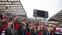 Para suporter bernyanyi saat disapa oleh pemain Timnas Indonesia usai melawan Thailand pada laga SEA Games di Stadion Shah Alam, Selangor, Selasa (15/8/2017). Kedua negara bermain imbang 1-1. (Bola.com/Vitalis Yogi Trisna)