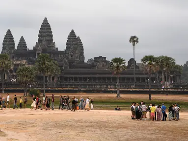 Suasana Candi Angkor Wat di Provinsi Siem Reap, Kamboja, Kamis (5/3/2020). Menurut World Travel and Tourism Council, wabah virus corona (COVID-19) membuat sektor pariwisata dunia kehilangan USD 22 miliar. (TANG CHHIN Sothy/AFP)