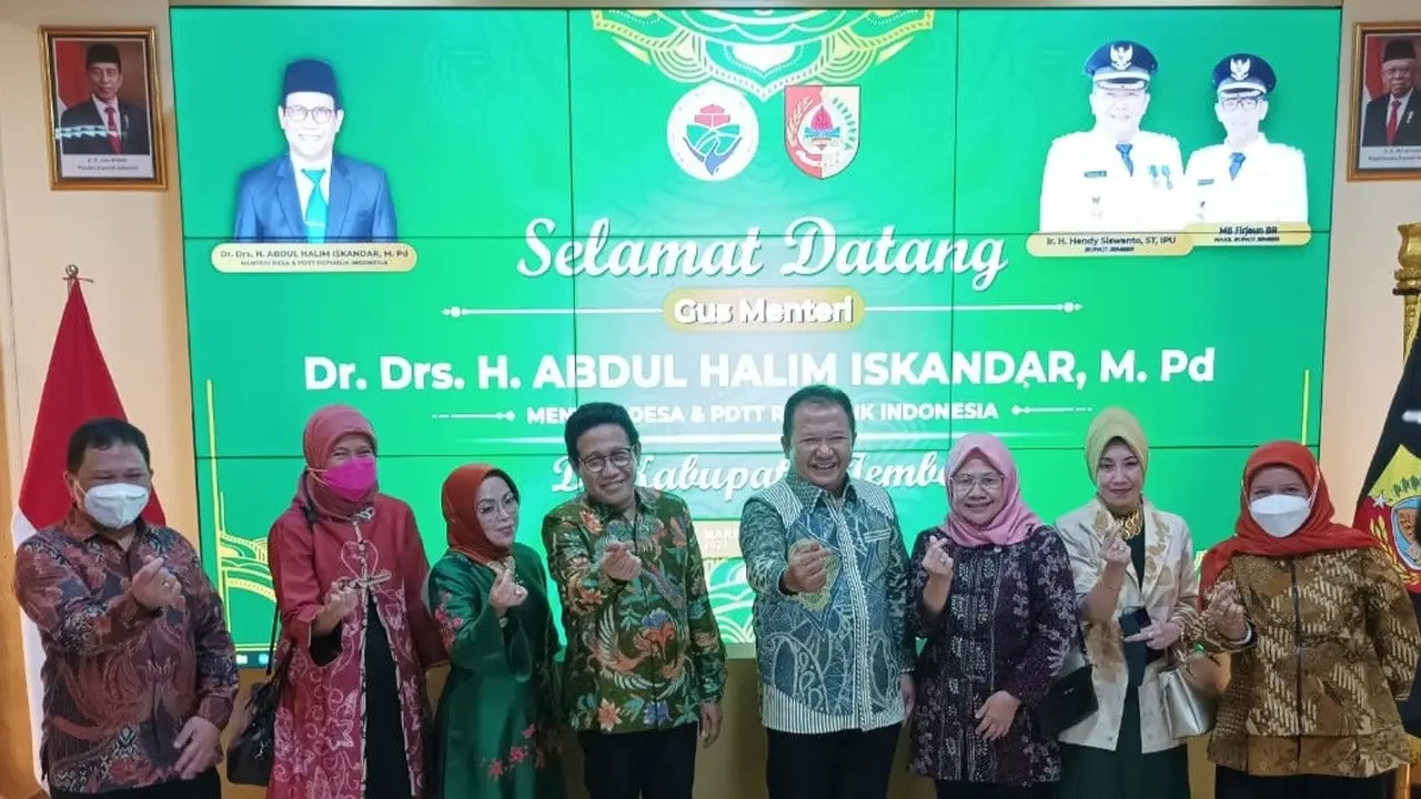Menteri Desa Pembangunan Daerah Tertinggal dan Transmigrasi Abdul Halim Iskandar (tengah) bersama Bupati Jember Hendy Siswanto. (Istimewa)