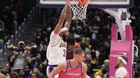 Anthony Davis melakukan dunk saat Lakers melawan Wizards di lanjutan NBA 2022/2023 (AP)