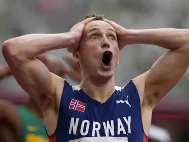 Atlet Norwegia Karsten Warholm merayakan kemenangannya atas medali emas pada final lari gawang 400m putra Olimpiade Tokyo 2020 di Olympic Stadium, Selasa (3/8/2021). Warholm sukses memecahkan rekor dunia lari gawang 400 meter putra dengan catatan waktu 45,95 detik. (AP Photo/Petr David Josek)