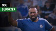 Berita video suporter bernama Kamel Zaroual menciptakan gol dengan berlari dari tengah lapangan saat laga Marseille melawan Toulouse dalam lanjutan Ligue 1 2017-2018.