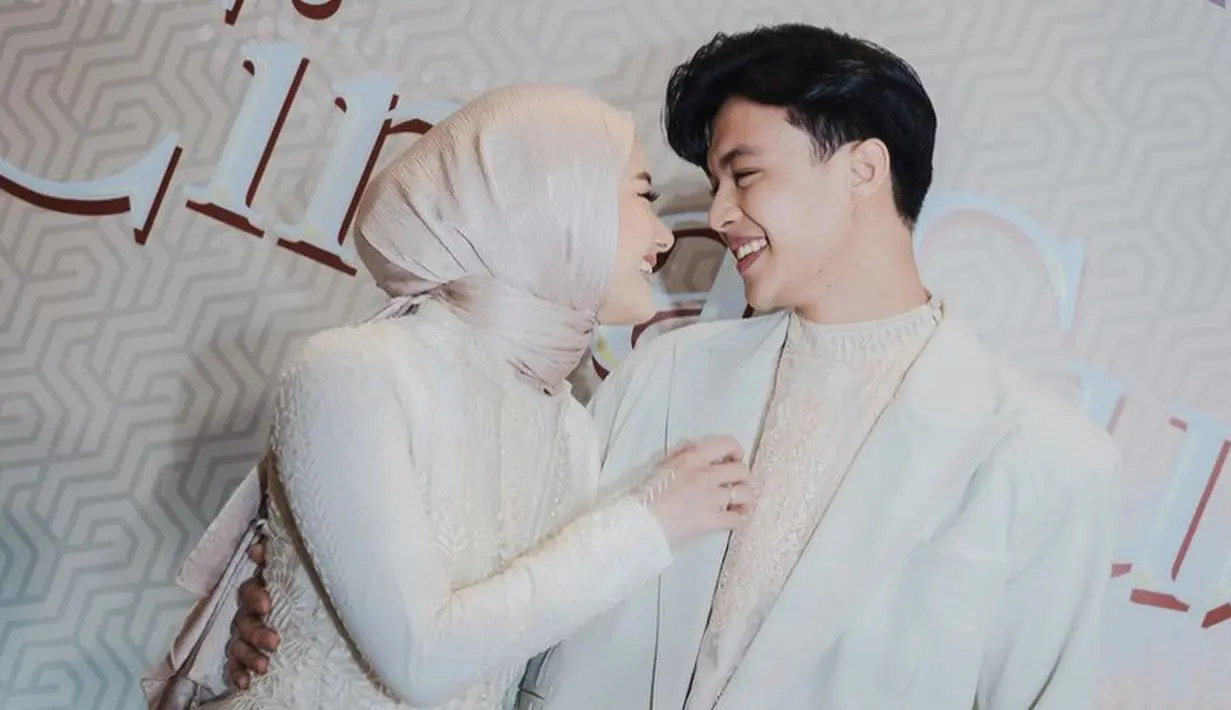 <p>Keduanya pun tampak begitu serasi dengan outfit warna senada. @dindahw</p>