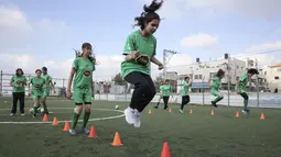 Tim putri klub sepak bola Beit Umar Palestina melakukan pemanasan saat mengikuti sesi latihan di desa Beit Umar utara kota Hebron, Tepi Barat (2/101/2021). (AFP/Hazem Bader)