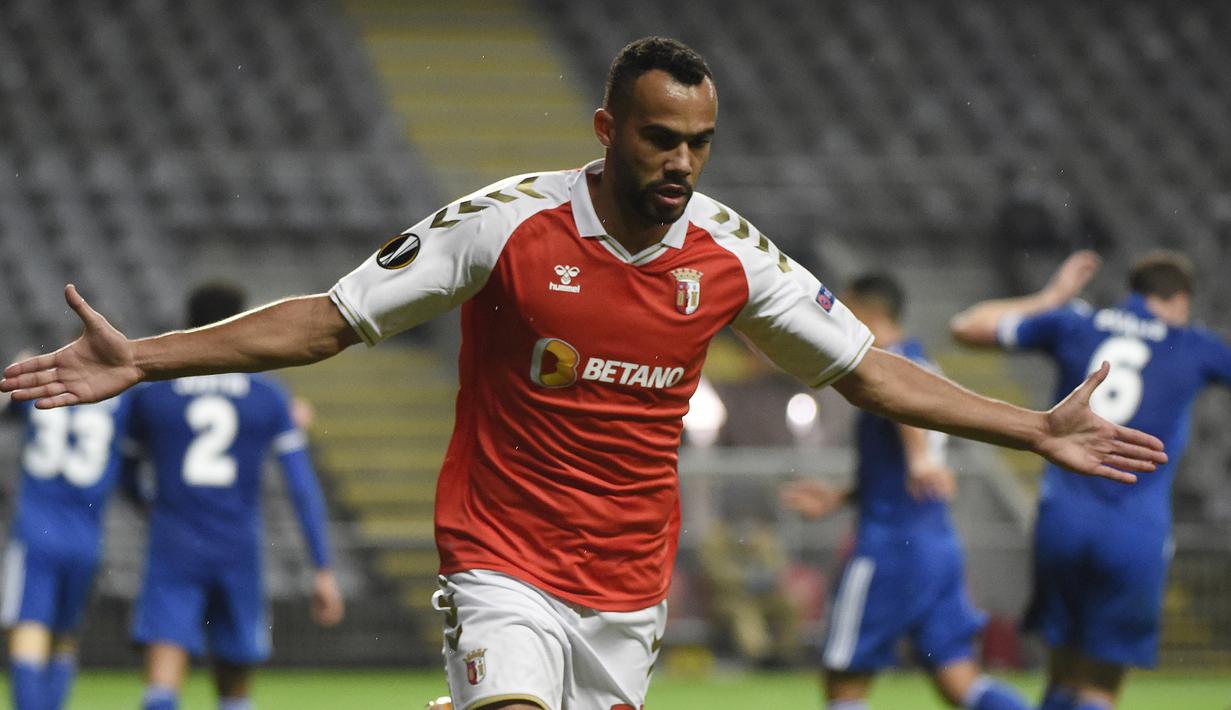 Gelandang SC Braga, Fransergio, merayakan gol ketiga SC Braga dalam laga lanjutan Liga Europa 2020/21 Grup G melawan Leicester City di Braga Municipal Stadium, Braga, Kamis (26/11/2020) waktu setempat. SC Braga bermain imbang 3-3 dengan Leicester City. (AFP/Miguel Riopa)