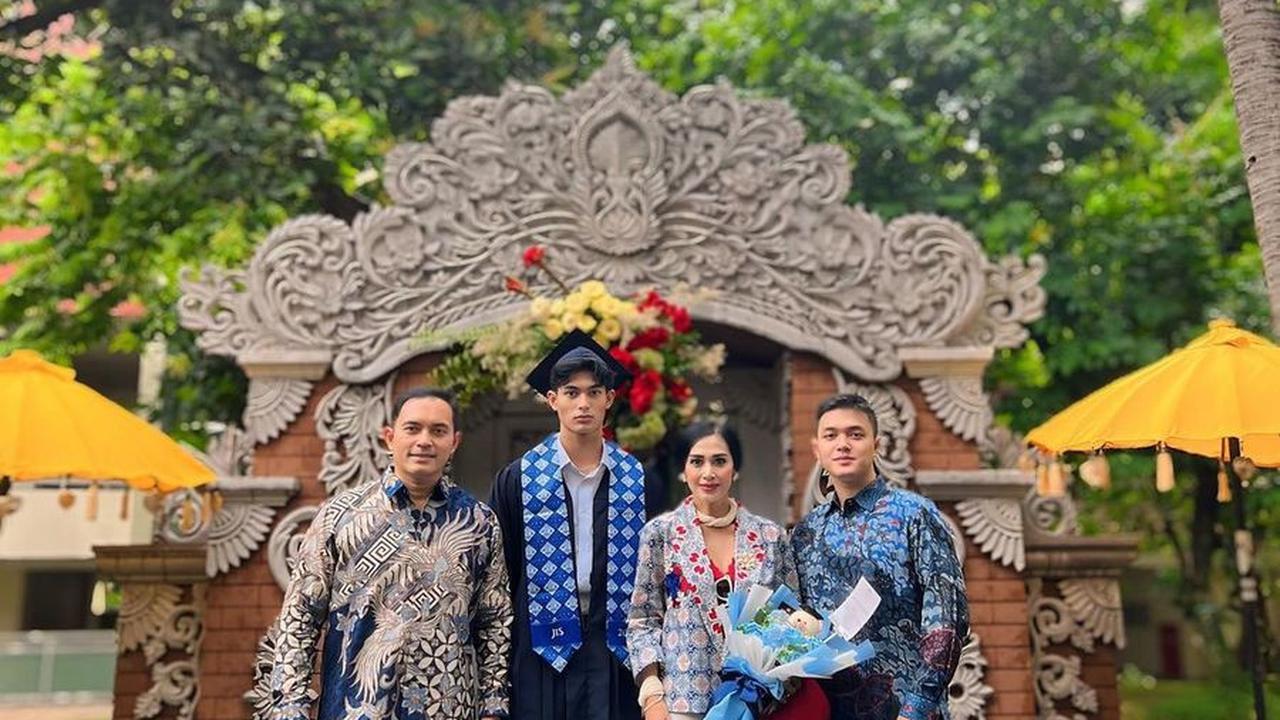 Sementara itu, Marco tampak gagah dalam balutan baju toga.