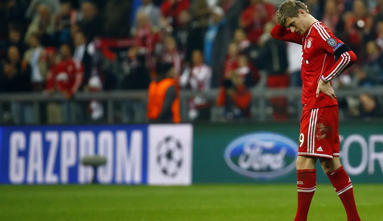 Pemain tengah Bayern Munich, Toni Kroos tertunduk lesu usai gagal lolos ke final Liga Champions pasca dikalahkan Real Madrid 0-4 di Allianz Arena, (30/4/2014). (REUTERS/Kai Pfaffenbach)