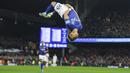 Pemain Ipswich Town, Omari Hutchinson melakukan selebrasi dengan cara bersalto setelah mencetak gol ke gawang Chelsea pada laga lanjutan Liga Inggris 2024/2025 yang berlangsung di Portman Road, Ipswich, Inggris, Selasa (31/12/2024) dini hari WIB. (AP Photo/Richard Pelham)