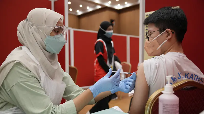 Para Pelajar di Malaysia Jalani Vaksin COVID-19
