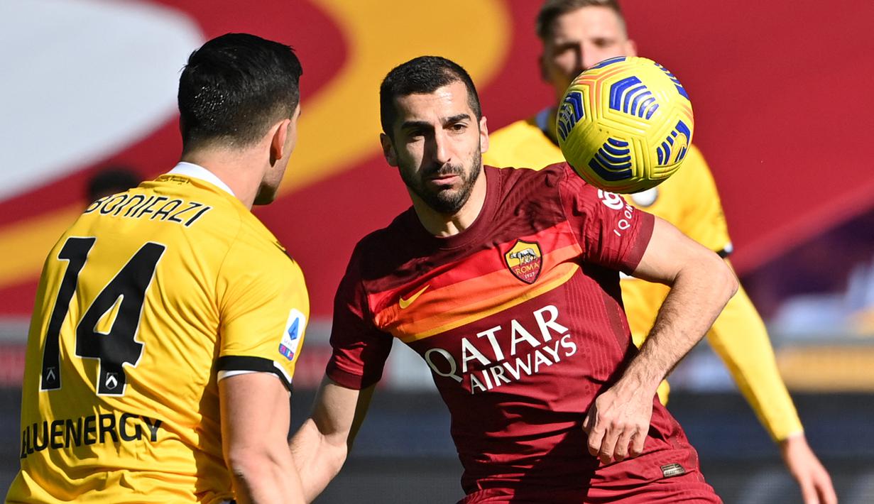 Gelandang AS Roma, Henrikh Mkhitaryan (kanan) mengontrol bola di depan bek Udinese, Kevin Bonifazi dalam laga lanjutan Liga Italia 2020/21 pekan ke-22 di Olimpico Stadium, Roma, Minggu (14/1/2021). AS Roma menang 3-0 atas Udinese. (AFP/Alberto Pizzoli)