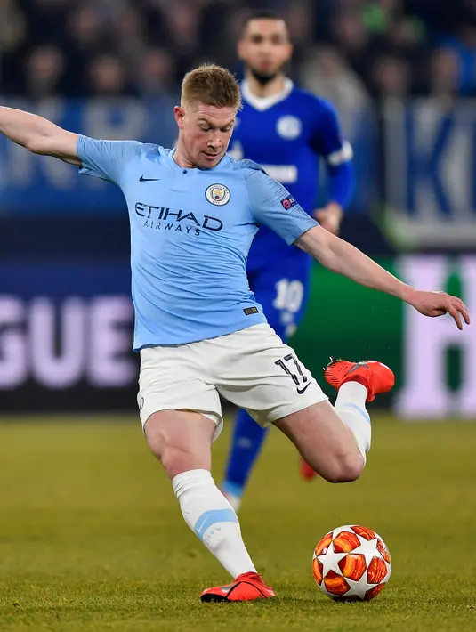 Gelandang Manchester City, Kevin De Bruyne berusaha menendang bola saat bertanding melawan Schalke 04 pada pertandingan babak 16 Liga Champions di Veltins Arena di Gelsenkirchen, Jerman (20/2). City menang atas Schalke 3-2. (AP Photo/Martin Meissner)