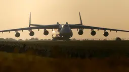 Pesawat buatan Rusia, Antonov An-225 Mriya melakukan penerbangan komersial pertamanya dari Vaclav Havel Airport, Praha ke Perth, di Republik Ceko, Kamis (12/5). Pesawat berjenis kargo itu merupakan pesawat angkut terbesar di dunia. (REUTERS/David W Cerny)