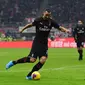 Striker AC Milan, Zlatan Ibrahimovic menendang bola saat bertanding melawan Sampdoria pada pertandingan lanjutan Liga Serie A Italia di stadion San Siro (6/1/2020).  Di AC Milan, Ibrahimovic mengenakan nomor punggung 21. (AFP/Miguel Medina)